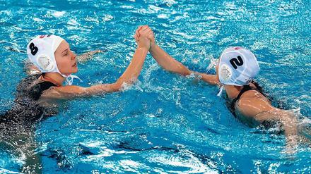 Das läuft: Jennifer Stiefel (links) und Kapitänin Belen Vosseberg sind nach dem Pokalsieg nun auch in den Play-offs um die Meisterschaft am kommenden Wochenende Favorit.