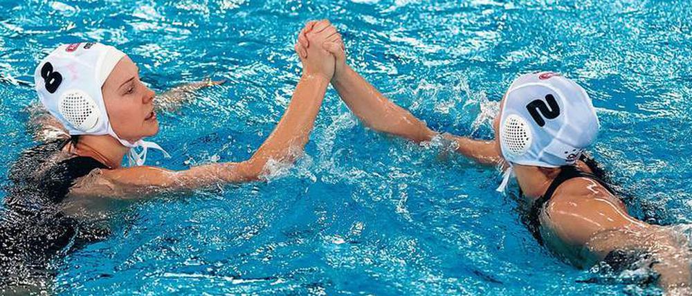 Das läuft: Jennifer Stiefel (links) und Kapitänin Belen Vosseberg sind nach dem Pokalsieg nun auch in den Play-offs um die Meisterschaft am kommenden Wochenende Favorit.