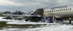 Das ausgebrannte Passagierflugzeug auf dem Flughafen Scheremetjewo.