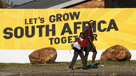 Ein Wandbild in Johannesburg, das für die Regierungspartei ANC (Afrikanischer Nationalkongress) wirbt.