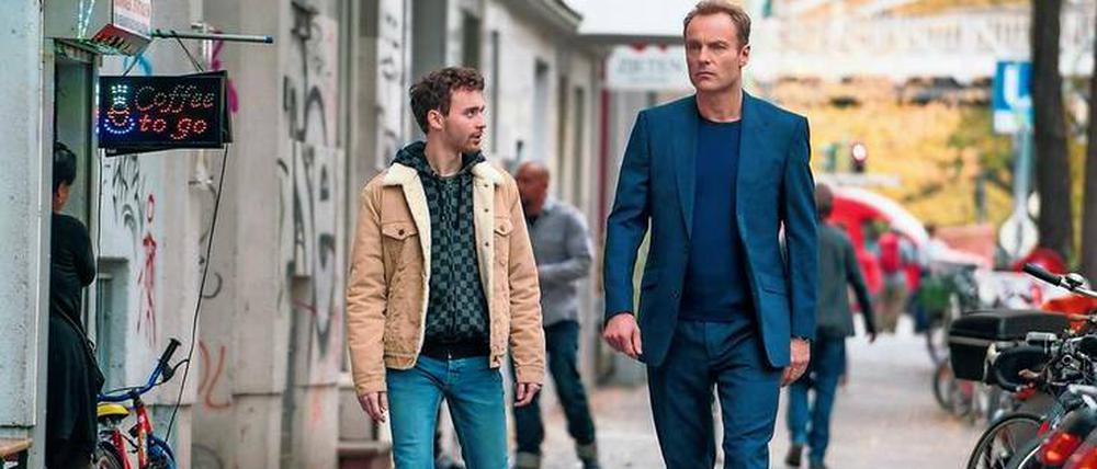 Kommissar Karow (Mark Waschke, re., mit Jonas Hämmerle) nimmt sich des bedrohten Sohns seiner Kollegin Rubin an.