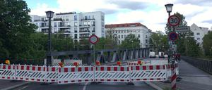 Kein Durchkommen. Die Langenscheidtbrücke am Dienstagmorgen.