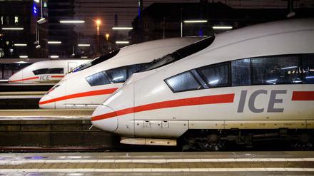 Züge vom Typ ICE stehen am Hauptbahnhof in München.