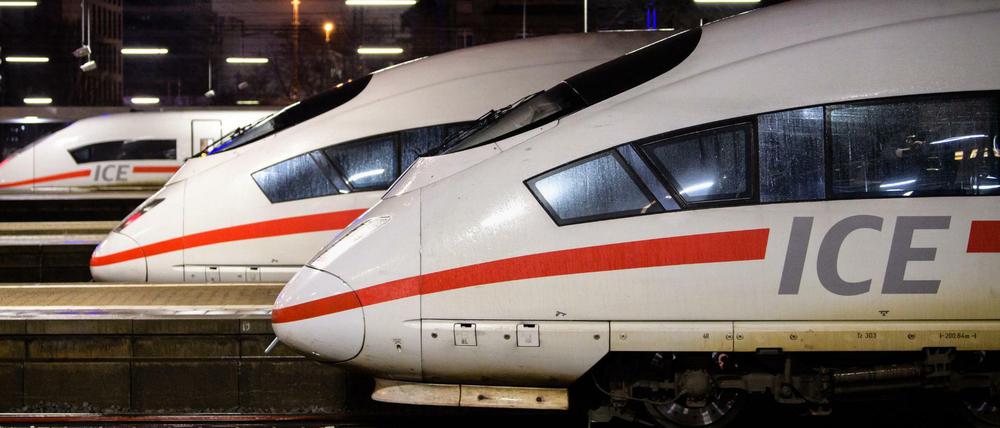 Züge vom Typ ICE stehen am Hauptbahnhof in München.