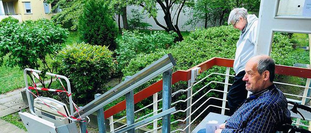 Mit einem Rollstuhl lassen diese Treppen sich nicht überwinden. Betroffene Mieter können deshalb das Haus nicht eigenständig verlassen.