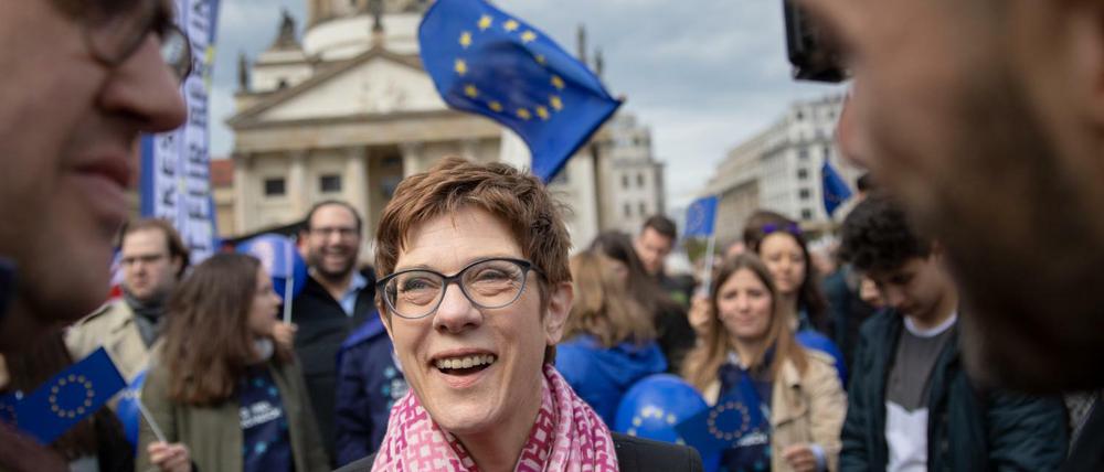 Annegret Kramp-Karrenbauer mischt sich auf den Gendarmenmarkt unter Europa-Fans.