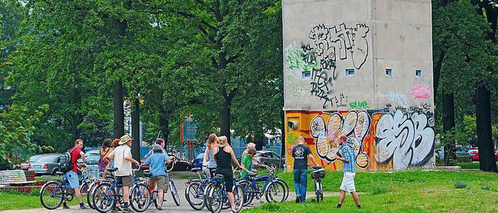 An vielen Stellen des Mauerweges gibt es Erinnerungen an die Vergangenheit.