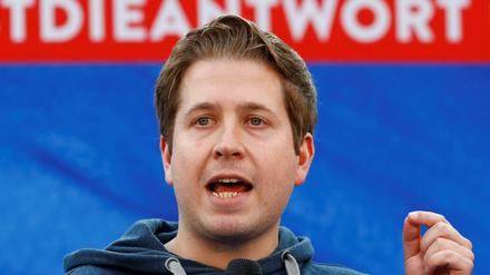 Juso-Chef Kevin Kühnert wird von der Parteiführung in Schutz genommen.