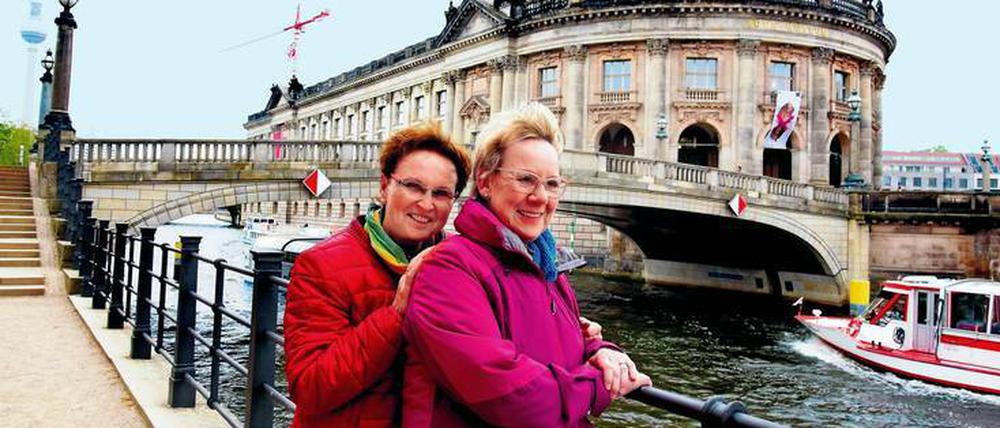 Fernbeziehung. Hier am Berliner Bode-Museum fanden Annelie Herkenrath (rechts) und Elke Krause vor 52 Jahren zueinander.