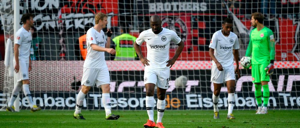 Mit hängenden Köpfen. Eintracht Frankfurt kassierte in Leverkusen eine bittere Niederlage.