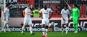 Mit hängenden Köpfen. Eintracht Frankfurt kassierte in Leverkusen eine bittere Niederlage.