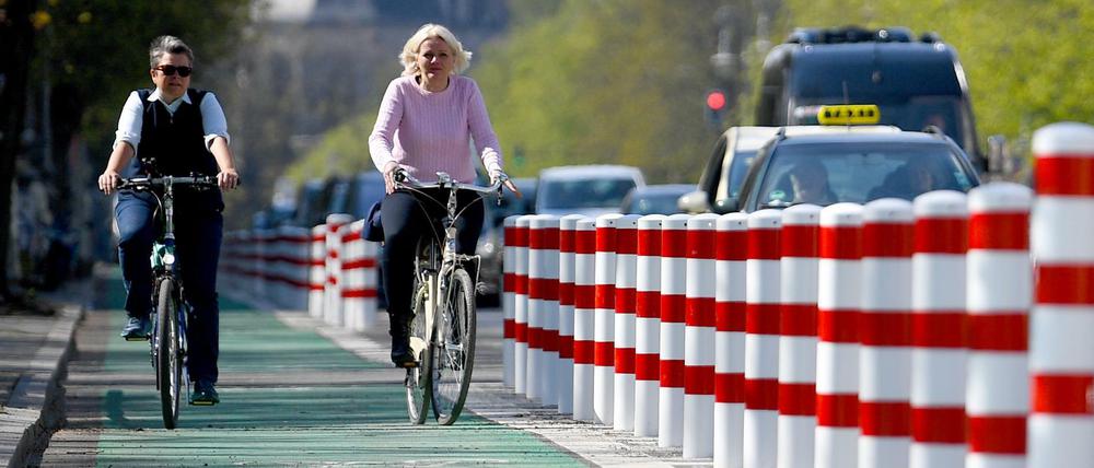Monika Herrmann (Bündnis 90/Die Grünen, l), Bezirksbürgermeisterin von Friedrichshain-Kreuzberg und Regine Günther (parteilos), Verkehrssenatorin, fahren auf dem geschützten Radfahrstreifens an der Hasenheide.