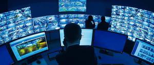 Der heutige Kapitalismus versucht, so viele Daten als irgend möglich zu sammeln. Immer mehr Computer sind im Einsatz. 