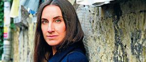 Mirna Funk wurde in Ost-Berlin geboren, ist die Ur-Enkelin des Schriftstellers Stephan Hermlin und lebt in Mitte.