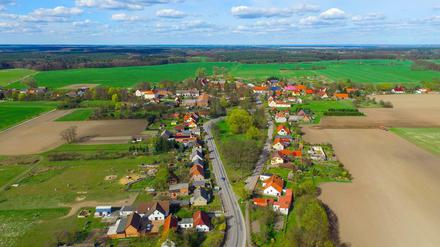 Die Dörfer der Mark. Das Luftbild zeigt den Ort Sieversdorf im Landkreis Oder-Spree (Brandenburg). 