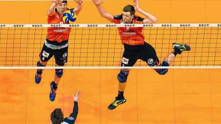 Erfolgreich die Hände im Spiel. Die früheren Volleyball-Profis Felix Fischer (l.) und Robert Kromm holten mit Berlin zahlreiche Titel – vor allem gegen Friedrichshafen.