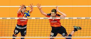 Erfolgreich die Hände im Spiel. Die früheren Volleyball-Profis Felix Fischer (l.) und Robert Kromm holten mit Berlin zahlreiche Titel – vor allem gegen Friedrichshafen.