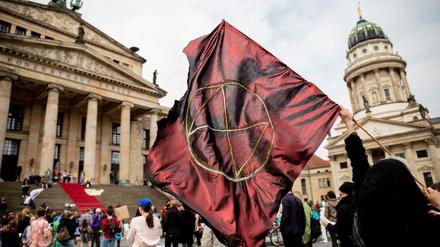 Teilnehmer der Bewegung Extinction Rebellion Deutschland gegen die Klimakrise auf dem Gendarmenmarkt in Berlin.