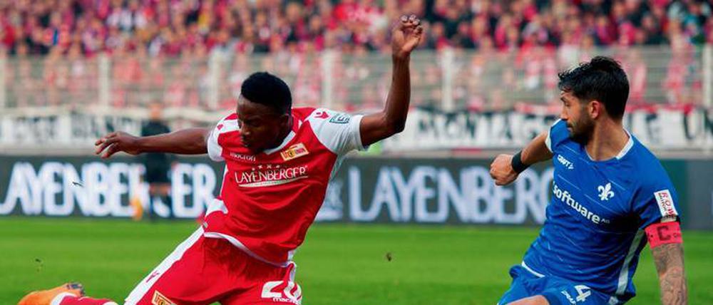 Draufgänger. Suleiman Abdullahi (links) belebte Unions Offensivspiel zuletzt merklich. An diesem Sonntag könnte er mit seiner Mannschaft dem Aufstieg in die Bundesliga ein großes Stück näherkommen. 