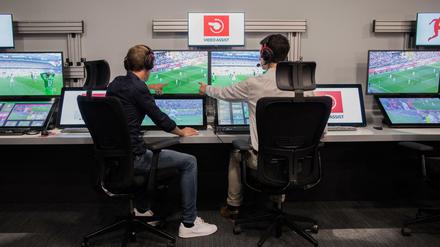 Hand drauf: Im Kölner Videoassistcenter wird hingeschaut.