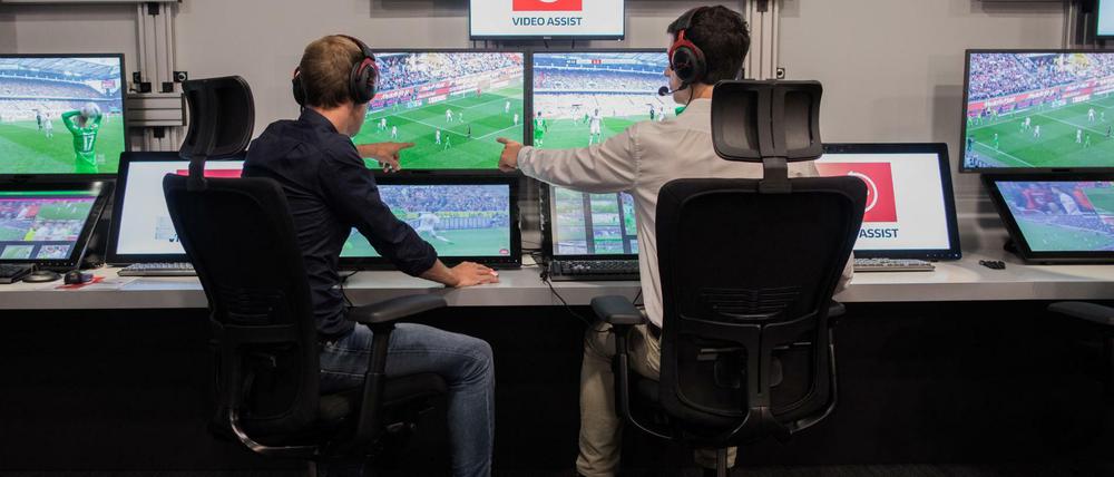 Hand drauf: Im Kölner Videoassistcenter wird hingeschaut.