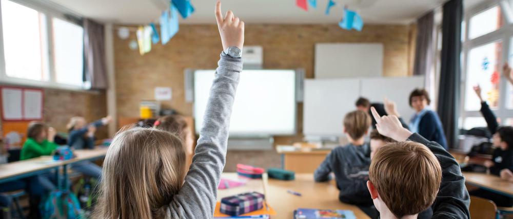 Schüler melden sich im Unterricht.