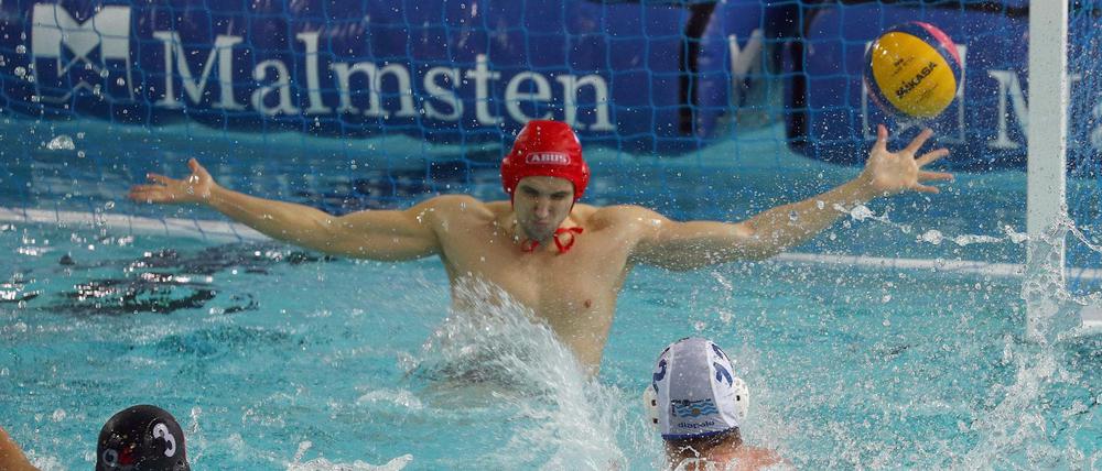 Umkämpftes Duell. Die Wasserballer aus Spandau und Hannover liefern sich immer wieder sehr enge Spiele.