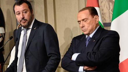 Der neue starke Mann Italiens Salvini neben Berlusconi, dem Mann der Vergangenheit