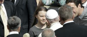 Papst Franziskus begrüßt die schwedische Klimaaktivistin Greta Thunberg während seiner wöchentlichen Generalaudienz auf dem Petersplatz im Vatikan.