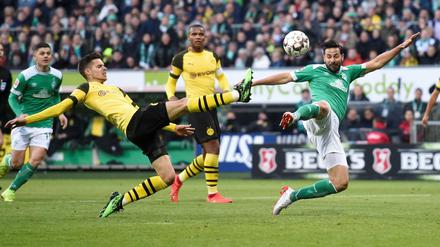 Claudio Pizarro (rechts) traf für Werder zum 2:2.