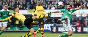 Claudio Pizarro (rechts) traf für Werder zum 2:2.