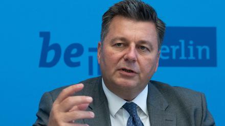 Andreas Geisel (SPD), Innensenator von Berlin, stellt bei einem Pressegespräch den Berliner Verfassungsschutzbericht 2018 vor. 