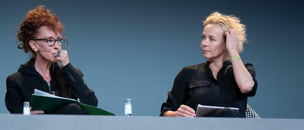 Die Schriftstellerin Sibylle Berg (l) und Schauspielerin Katje Riemann auf der "re:publica".