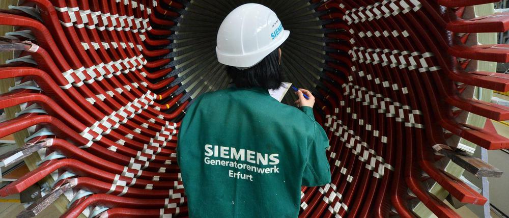 Einen Generatorständer betrachtet eine Mitarbeiterin der Factory Services im Siemens-Generatorenwerk.