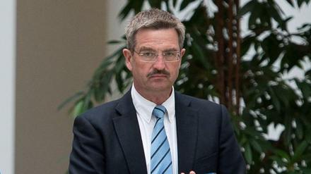 Der Vorsitzende des Konzernbetriebsrates von BMW, Manfred Schoch, bei einer Pressekonferenz in Berlin 2014.