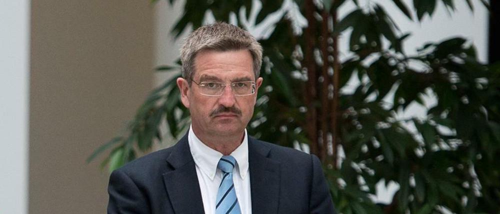 Der Vorsitzende des Konzernbetriebsrates von BMW, Manfred Schoch, bei einer Pressekonferenz in Berlin 2014.