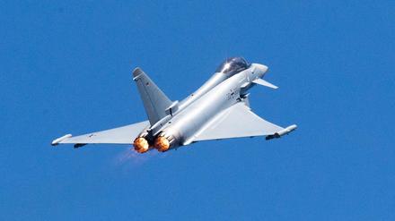 Ein Eurofighter der Luftwaffe fliegt beim Spotterday der Bundeswehr über dem Fliegerhorst Wunstorf bei Hannover. 