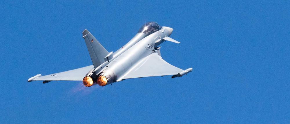 Ein Eurofighter der Luftwaffe fliegt beim Spotterday der Bundeswehr über dem Fliegerhorst Wunstorf bei Hannover. 