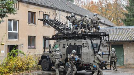 Antiterrorkampf: Beamte des Spezialeinsatzkommandos (SEK) stürmen während einer Übung in Brandenburg ein Gebäude. 