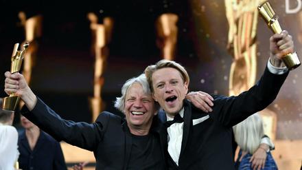 Regisseur Andreas Dresen (l, Film "Gundermann") freut sich neben Schauspieler Alexander Scheer, der in der Kategorie "Beste männliche Hauptrolle" für den Film "Gundermann" ausgezeichnet wurde, bei der Verleihung des 69. Deutschen Filmpreises "Lola" über die Auszeichnung. 
