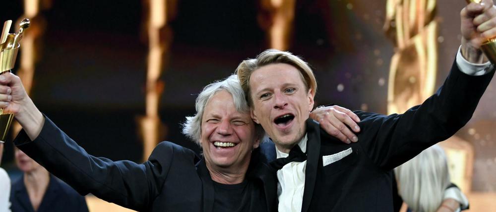 Regisseur Andreas Dresen (l, Film "Gundermann") freut sich neben Schauspieler Alexander Scheer, der in der Kategorie "Beste männliche Hauptrolle" für den Film "Gundermann" ausgezeichnet wurde, bei der Verleihung des 69. Deutschen Filmpreises "Lola" über die Auszeichnung. 