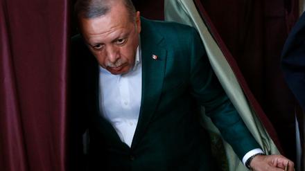 Präsident Recep Tayyip Erdogan verlässt eine Wahlkabine während der Kommunalwahlen.