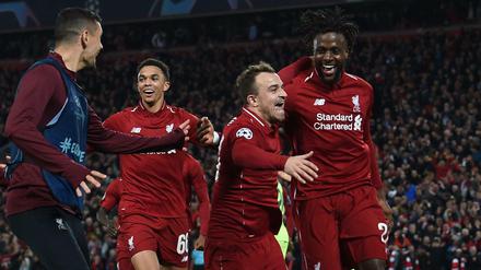 Liverpools Divock Origi feiert mit Vereinskollegen Xherdan Shaqiri das 4:0 gegen Barcelona.