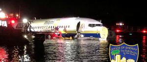 Die Boeing 737 nach ihrer Bruchlandung im St. Johns River in Jacksonville, Florida.