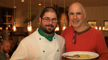 Inhaber Alessandro Mannozzi (rechts) und Küchenchef Bruno Bernardis des Restaurant „Bocca di Bacco“ in der Friedrichstraße. 