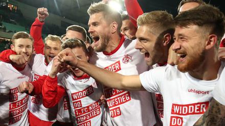 Kölns Simon Terodde (M) und seine Mannschaftskollegen feiern den Aufstieg in die Bundesliga. 