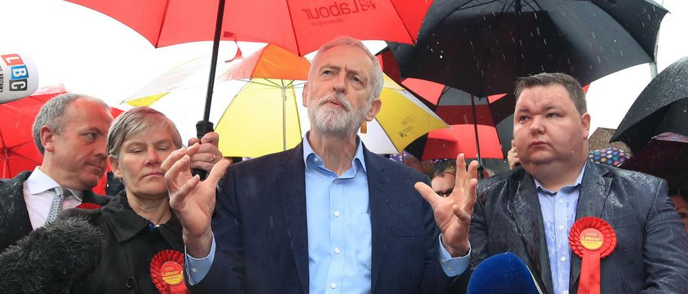 Jeremy Corbyn (M), Vorsitzender der Labour Partei, spricht nach den Kommunalwahlen im Waterside Arts Centre. 