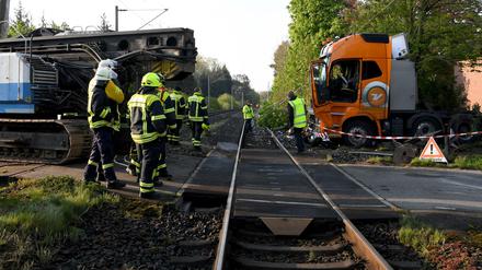 Ein mit einer Ramme beladener Sattelzug steht nach der Kollision mit einem Zug auf einem Bahnübergang in Schleswig-Holstein. 