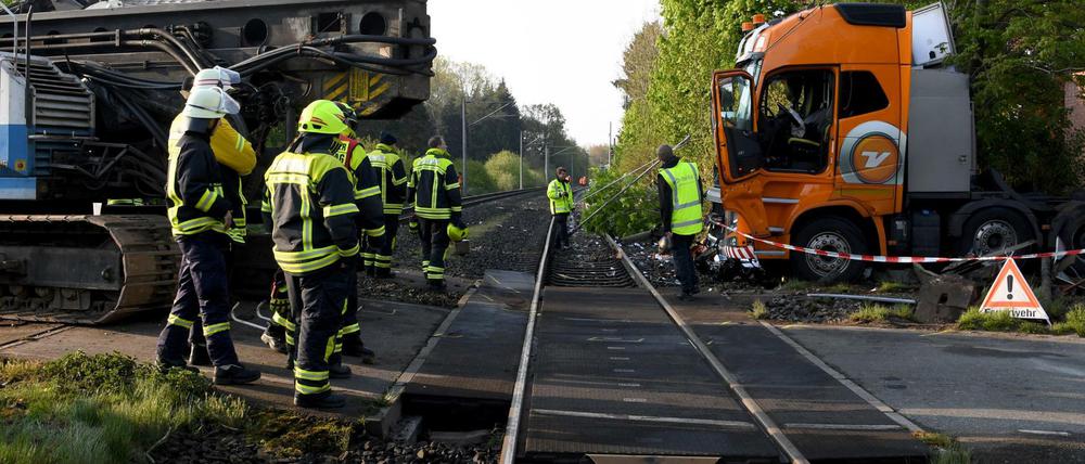 Ein mit einer Ramme beladener Sattelzug steht nach der Kollision mit einem Zug auf einem Bahnübergang in Schleswig-Holstein.