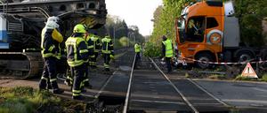 Ein mit einer Ramme beladener Sattelzug steht nach der Kollision mit einem Zug auf einem Bahnübergang in Schleswig-Holstein. 